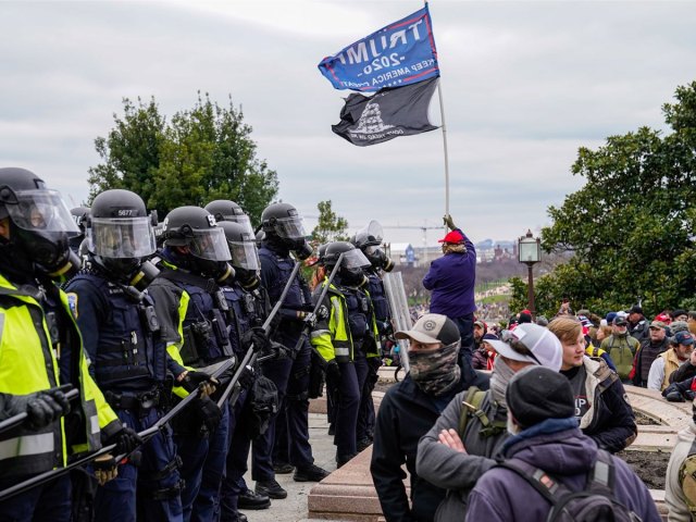 Photo of police and pro-Trump demonstrators